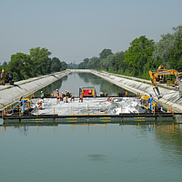 Laying pontoon on the Middle Isar Canal